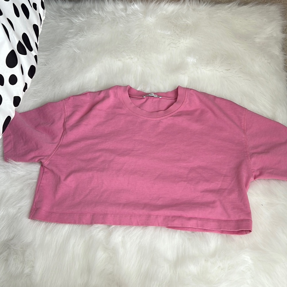 I’m selling this crop shirt. It’s from Zara and it’s a size small
